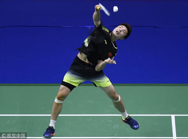 边路站位更 边路站位更